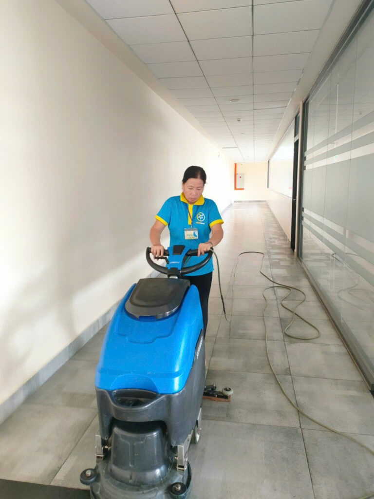 Dịch vụ Vệ sinh Trường học - Hành lang và lối đi