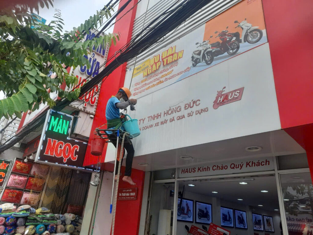Dịch vụ Vệ sinh bảng hiệu Công ty Hồng Đức Honda Cần Thơ