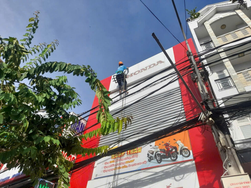 Vệ sinh Bảng hiệu Honda Hồng Đức 12