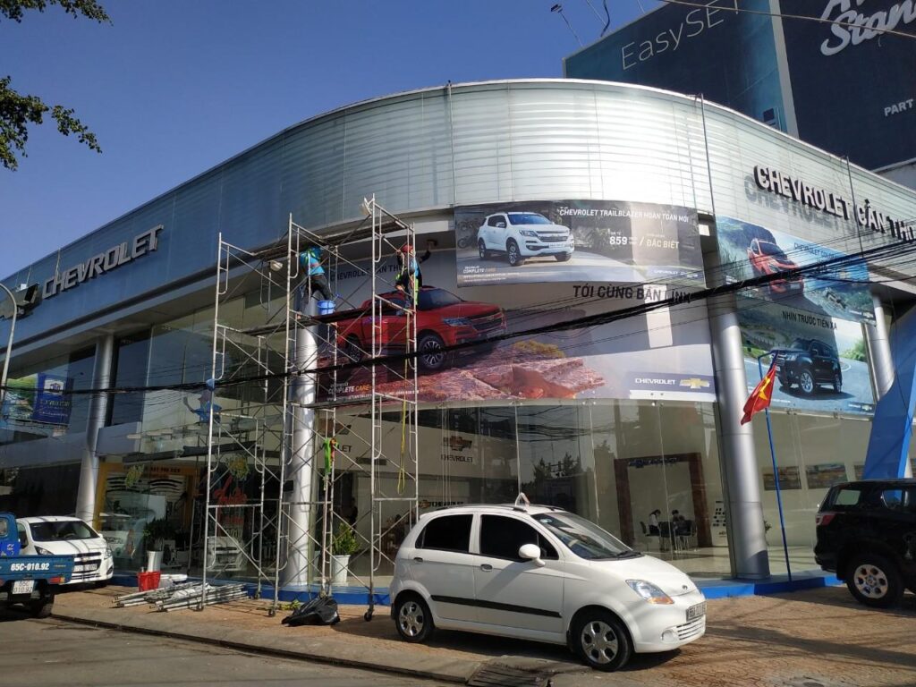 Vệ sinh Bảng hiệu và Showroom trung bài oto Chevrolet