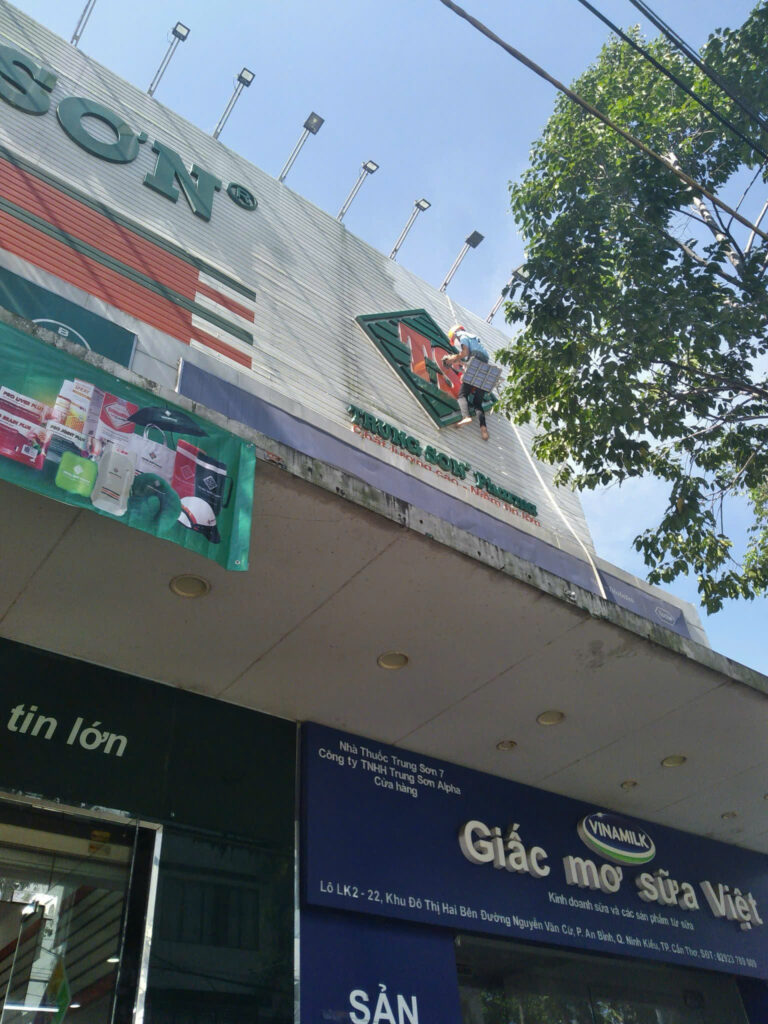 Vệ sinh Định kỳ Mặt dựng Bảng hiệu Ngoài trời Nhà thuốc Trung Sơn Pharma