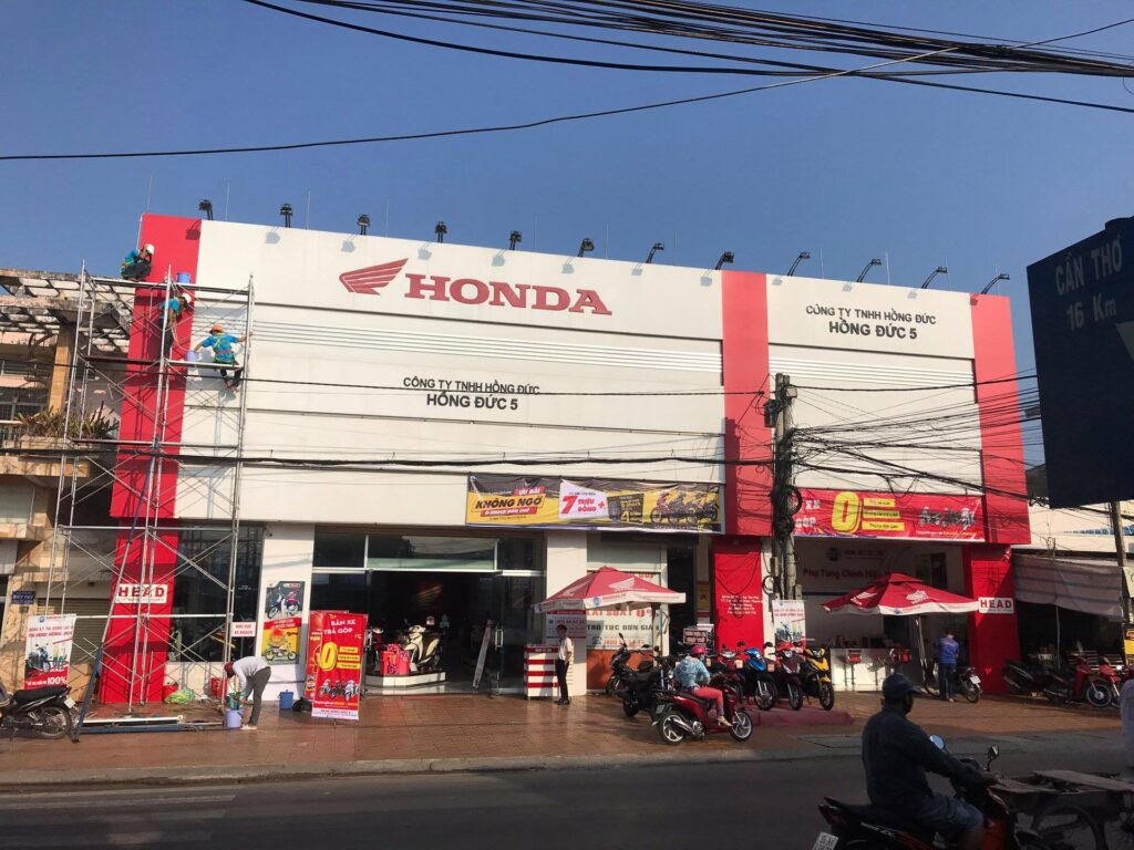 Vệ sinh bảng hiệu Cửa hàng Xe máy Hồng Đức 5