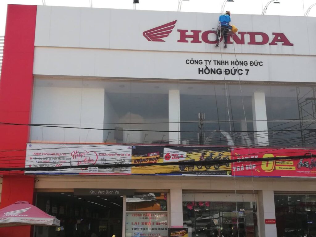Vệ sinh bảng hiệu Cửa hàng Xe máy Hồng Đức 7