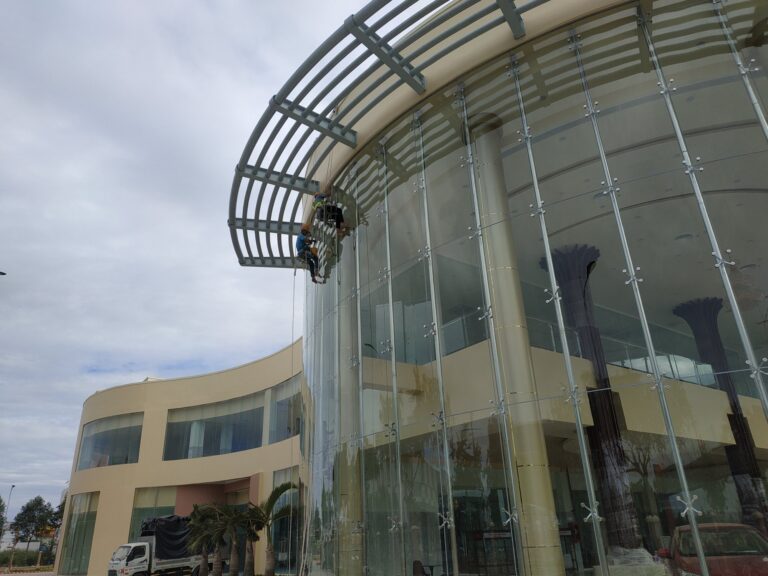 Vệ sinh hạng mục kiến trúc kính TTTM sau xây dựng