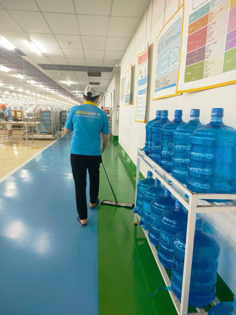 Vệ sinh hành lang lối đi tại Nhà máy Masan Hậu Giang