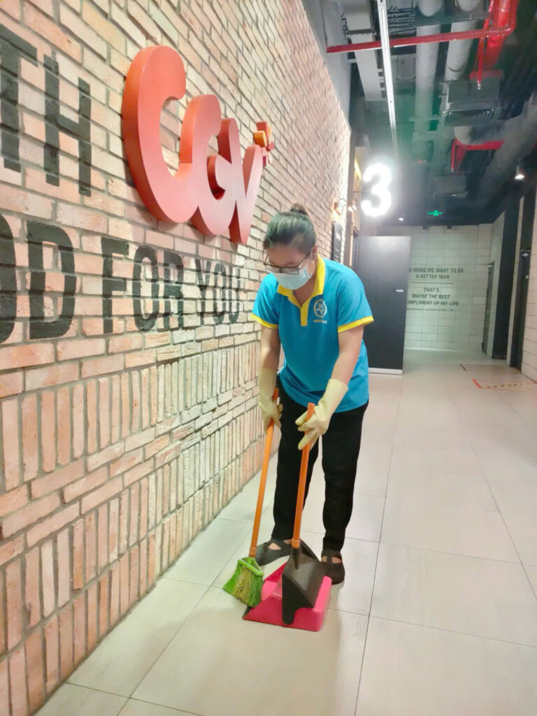 Vệ sinh sảnh lối đi tại Rạp Phim CGV tại các chi nhánh