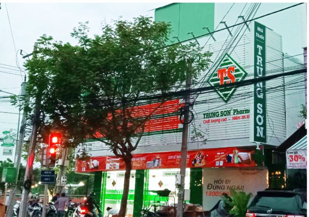Vệ sinh Làm sạch bảng hiệu ngoài trời Nhà Thuốc Trung Sơn tại Cần Thơ và các tỉnh