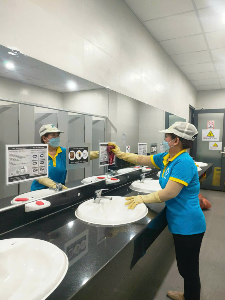 Vệ sinh ghế văn phòng doanh ngiệp khu vực WC tại TP Cần Thơ